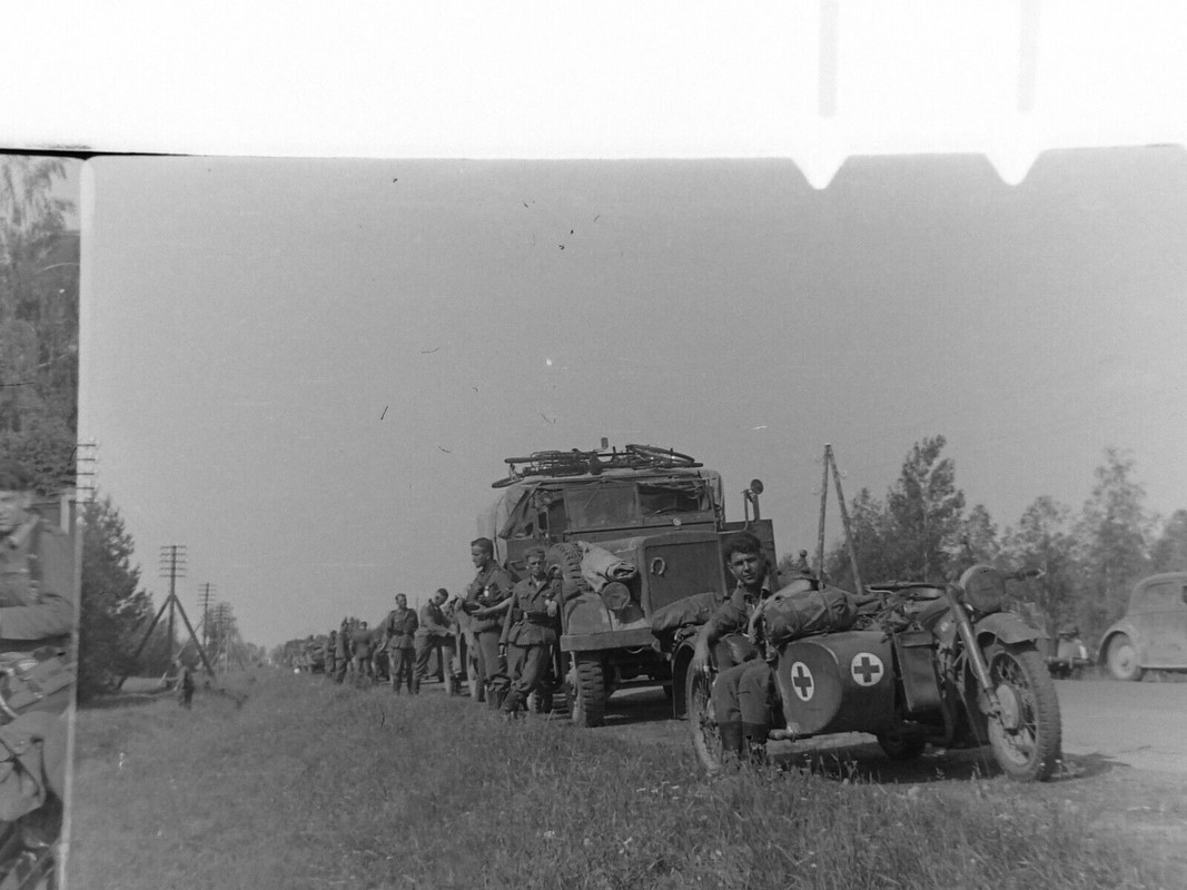 Russl. Marsch Riga Panzer Kampf Gebirgsjg Krad LKW Gräber Windmühle 1941 (1)