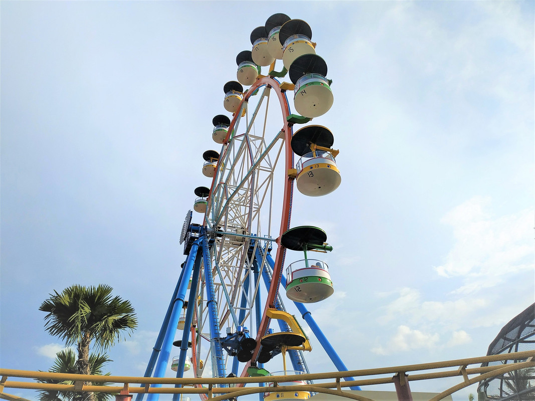 Wahana Cakrawala menjadi favorit traveler di Saloka Theme Park.