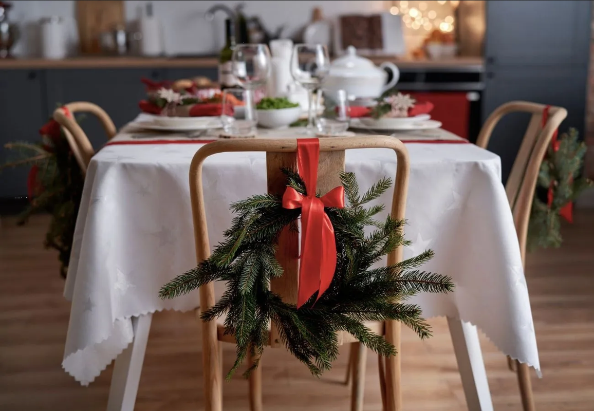 ¿Cómo decorar las sillas en Navidad? Estas son 3 ideas elegantes y sencillas