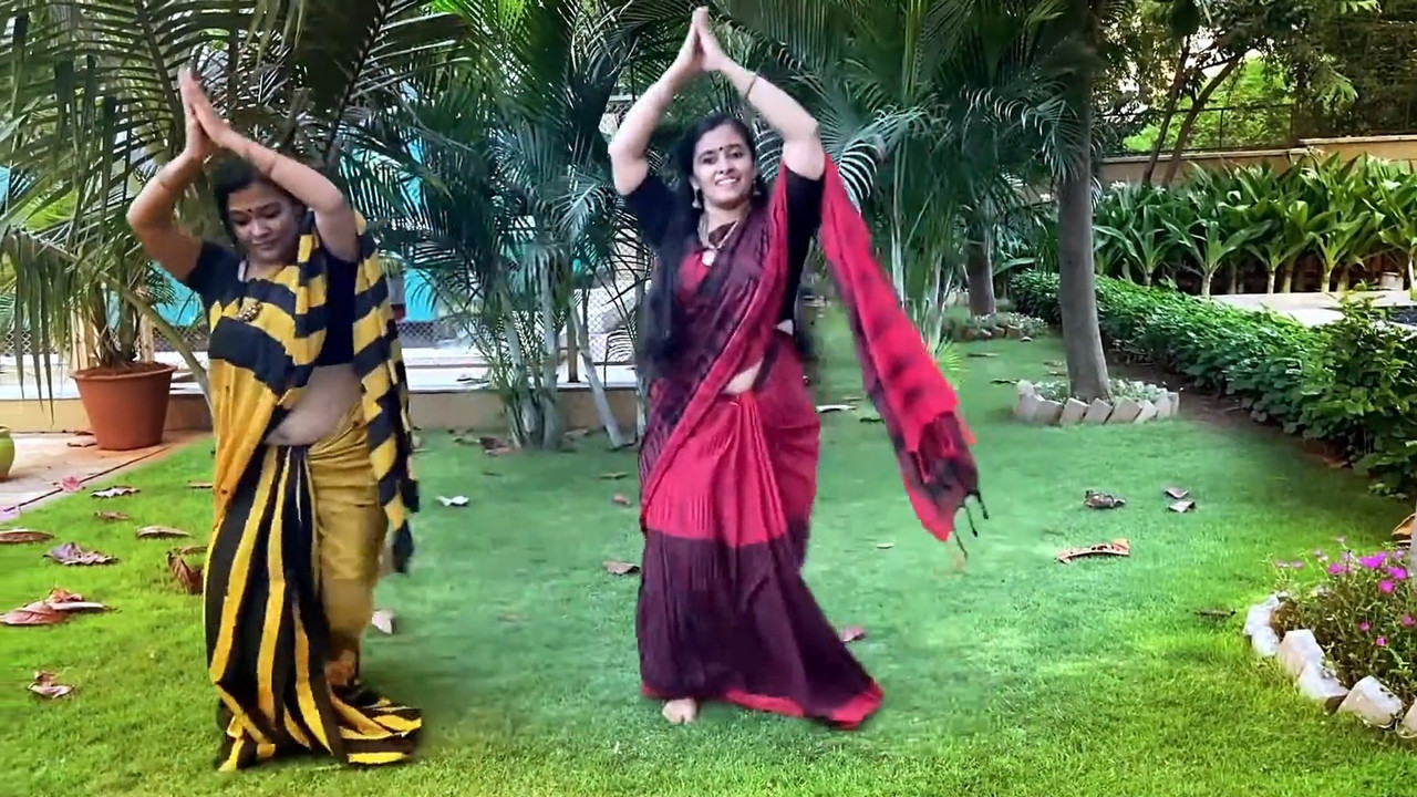 Malayali Homely Aunties Big Ass,Boobs and Navel while dancing.mkv_snapshot_05.32.126