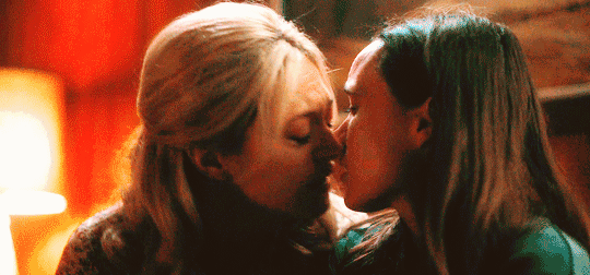 lesbian-kiss-umbrella-academy-7uio9zri3g9k5n04.gif