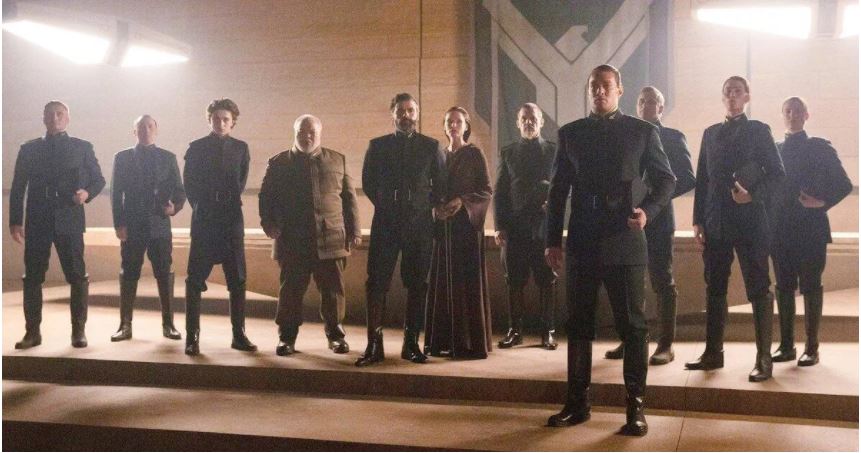 Timothée Chalamet sebagai Paul Atreides, Stephen McKinley Henderson sebagai Thufir Hawat, Oscar Isaac sebagai Duke Leto Atreides, Rebecca Ferguson sebagai Lady Jessica Atreides, Josh Brolin sebagai Gurney Halleck dan Jason Momoa sebagai Duncan Idaho di film Dune (2020). 
