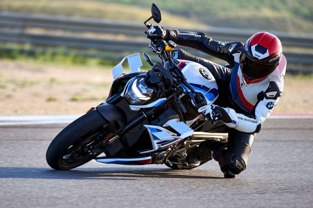 bmw-m1000r-drive-3