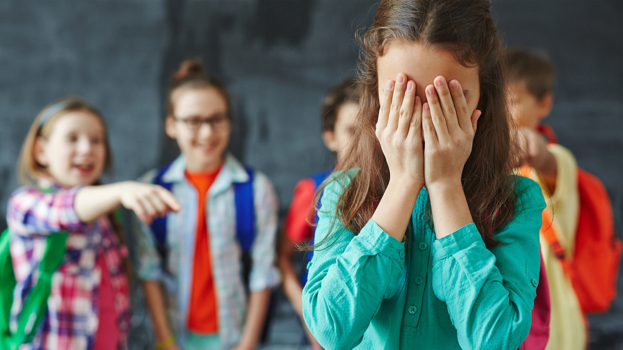 Maestro agarra a cinturonazos a estudiante por hacer bullying a compañeros