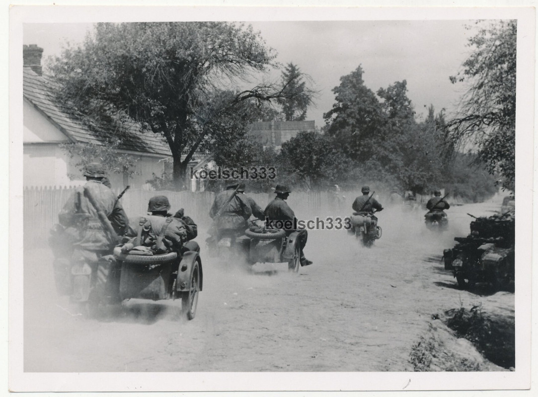 Foto Kradschützen mit Tarnbekleidung auf dem Vormarsch an der Ostfront 1941