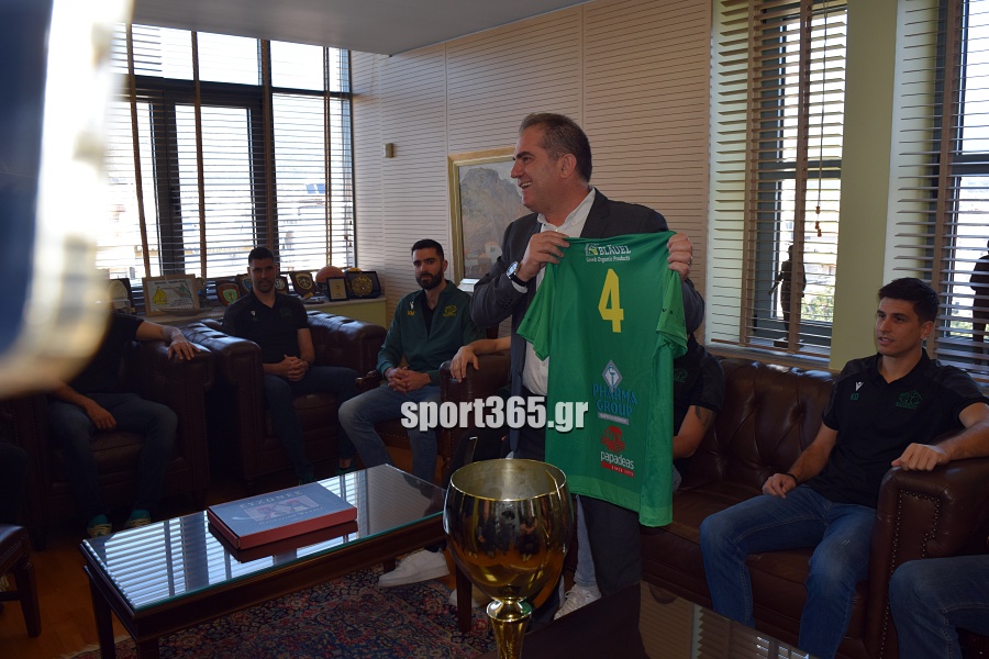 , Οι θριαμβευτές της Καλαμάτας ’80 στο Δημαρχείο: Η πόλη υποκλίθηκε στους πρωταθλητές! – «Να γιορτάσουμε και για την Μαύρη Θύελλα» (φωτο & βίντεο)