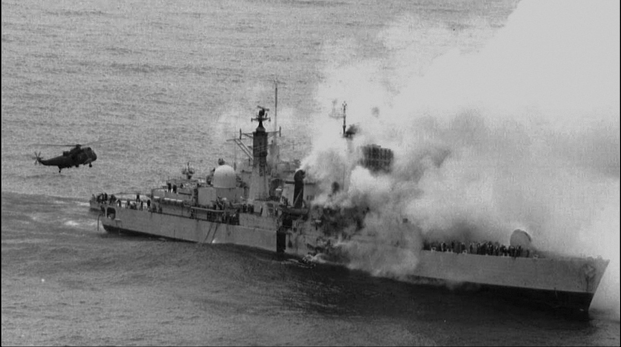 HMS Sheffield (D.80) тушение пожара после попадания аргентинской ракеты, 4 мая 1982-4