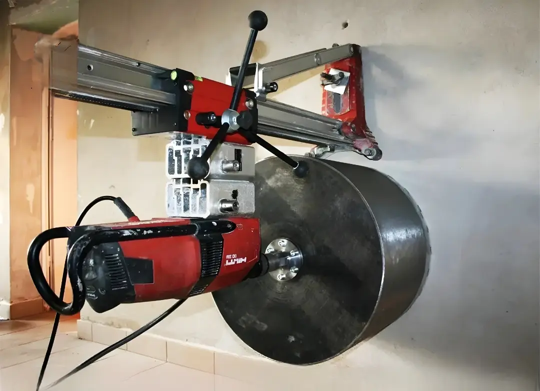 موقع بناء عند الغسق مع تطاير الشرر من أداة قطع.