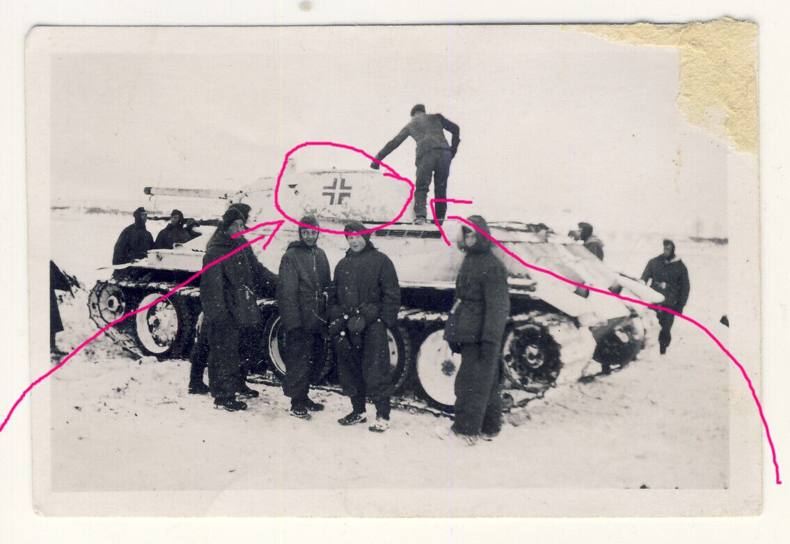 Foto Beute-Panzer T34 mit Balkenkreuz in Winter-Tarn , März 1943 Russland