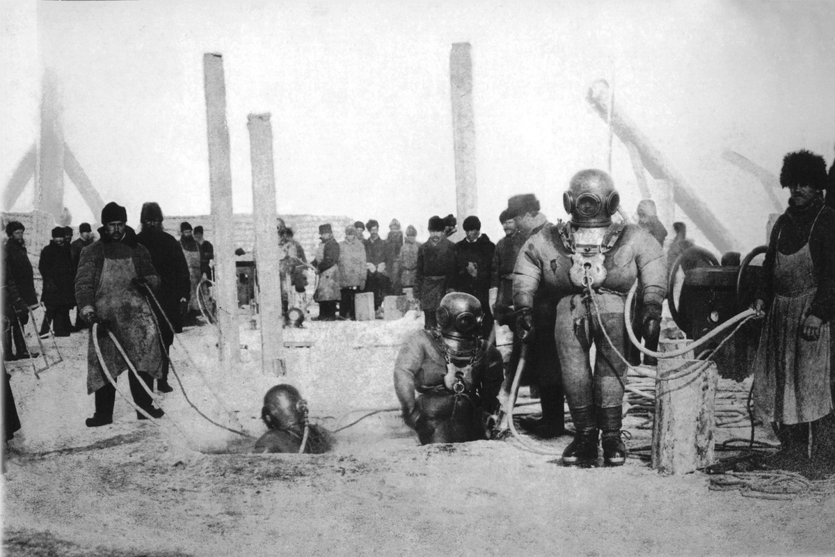 Подводные работы на строительстве моста через Енисей. Красноярск. 1896-1899 гг.