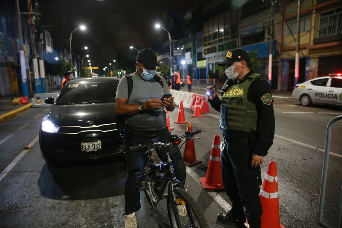 Perú declara toque de queda ante violencia en Lima y Callao