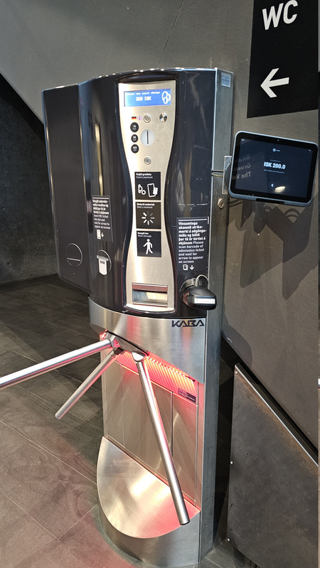 上一次廁所200冰島克朗，約50新台幣，支援現金和刷卡等多元支付方式