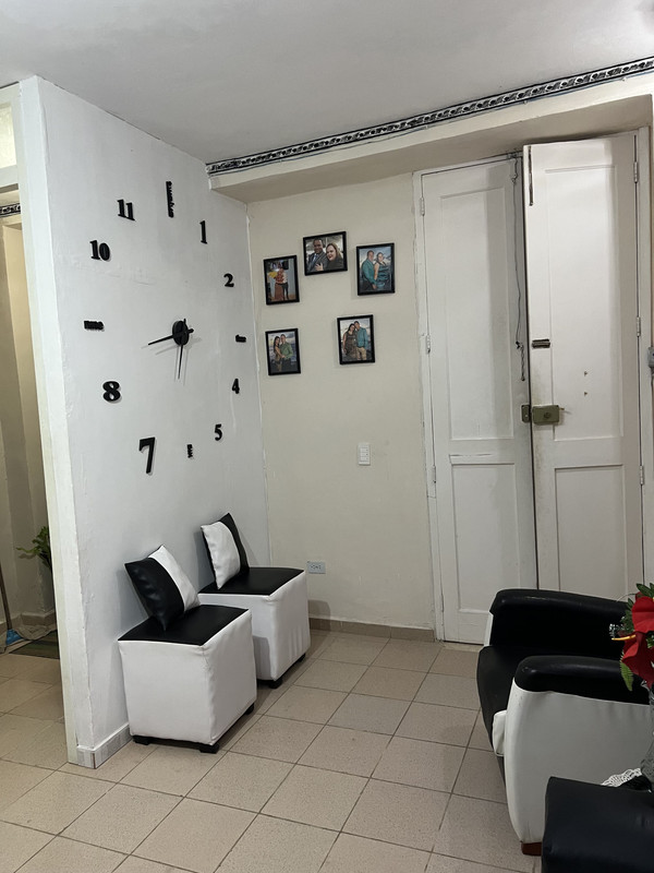 Segundo ángulo de la sala de estar mostrando ambiente familiar en Terrazas de Bayona