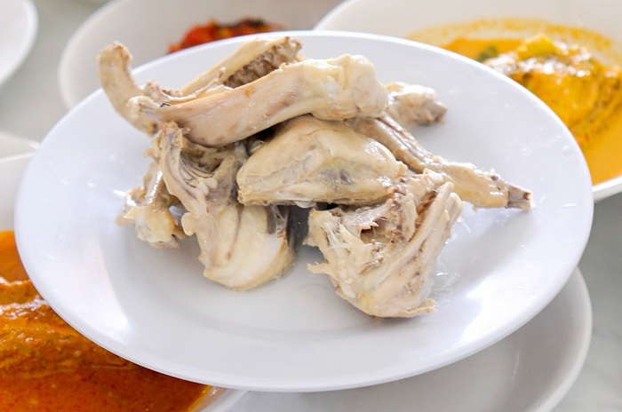 Hidangan ayam pop di Lamun Ombak, Padang.