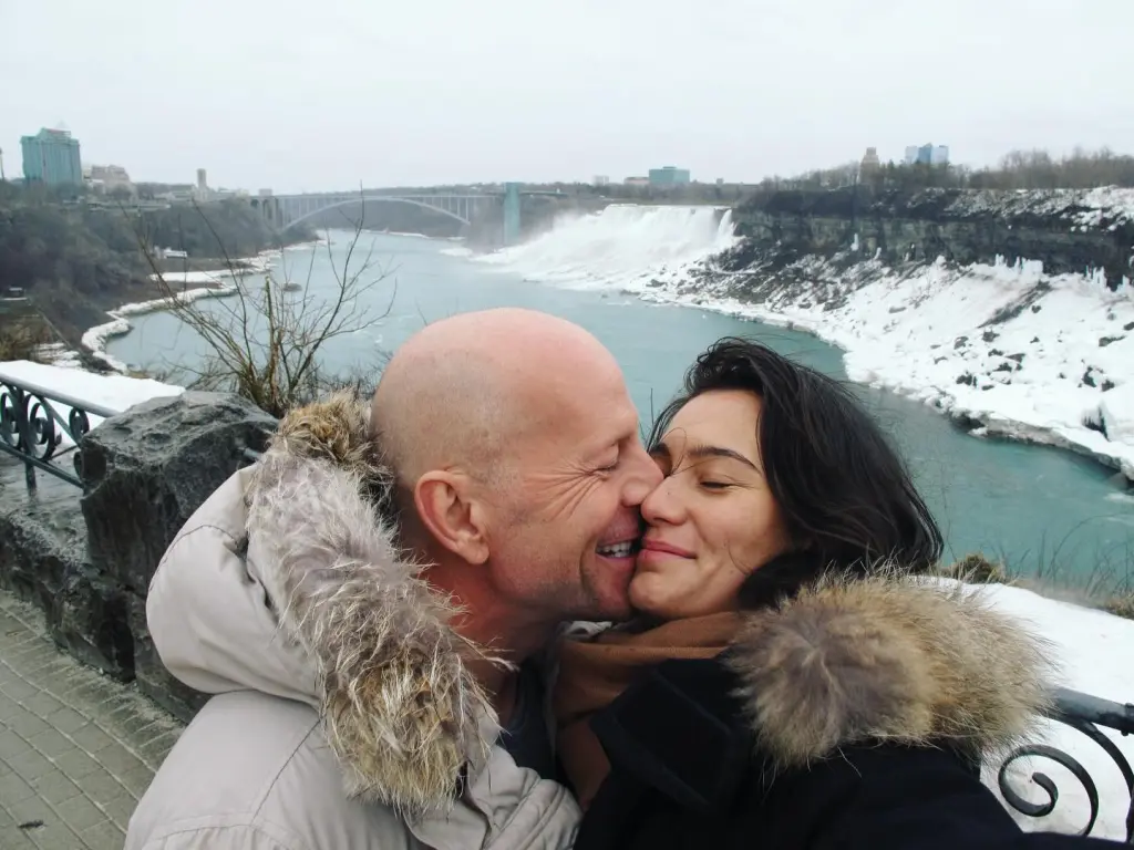 Casal Emma Heming e Bruce Willis em momento íntimo registrado anos atrás