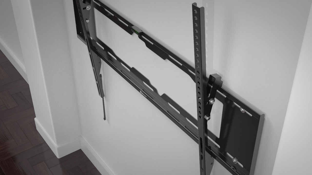 Soporte de pared Klip Xtreme KTM-353 sosteniendo un televisor de gran formato.