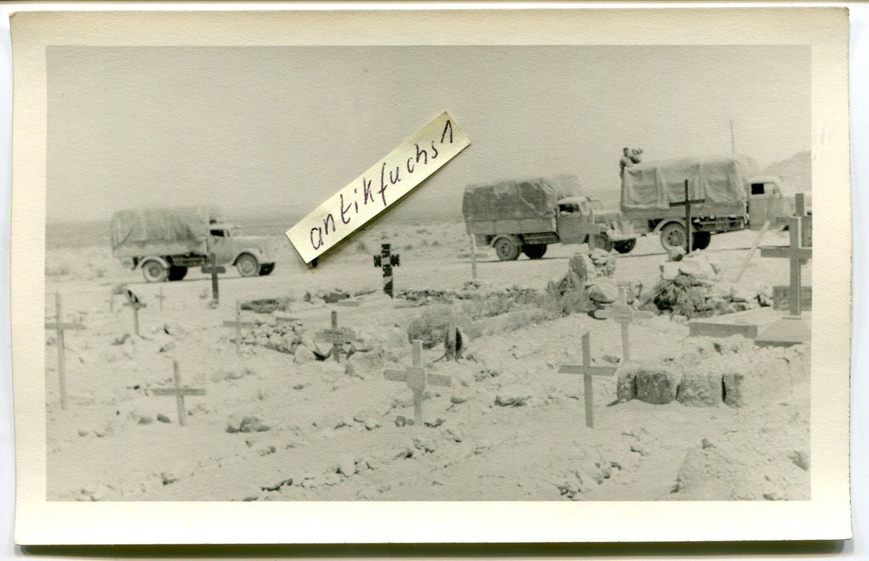 WH-Militär-LKW`s neben Soldatenfriedhof in Afrik