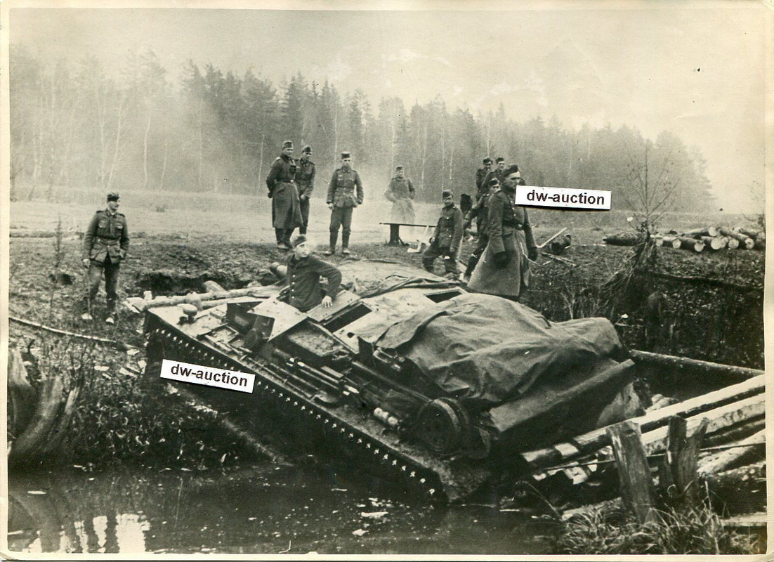 Sturmgeschütz auf Brücke eingebrochen