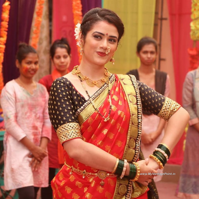 7-Girija-Oak-Godbole-Photos-Wallpapers-in-Red-Saree-My-Vantage-Point