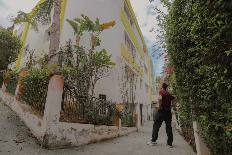 Бадр Хари превръща старо училище в модерна фитнес зала