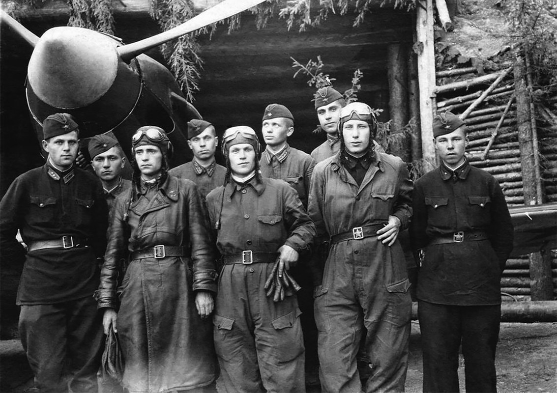 Mikoyan-Gurevich-MiG-3-124IAP-pilots-at-Levashovo-airfield-near-Leningrad-01