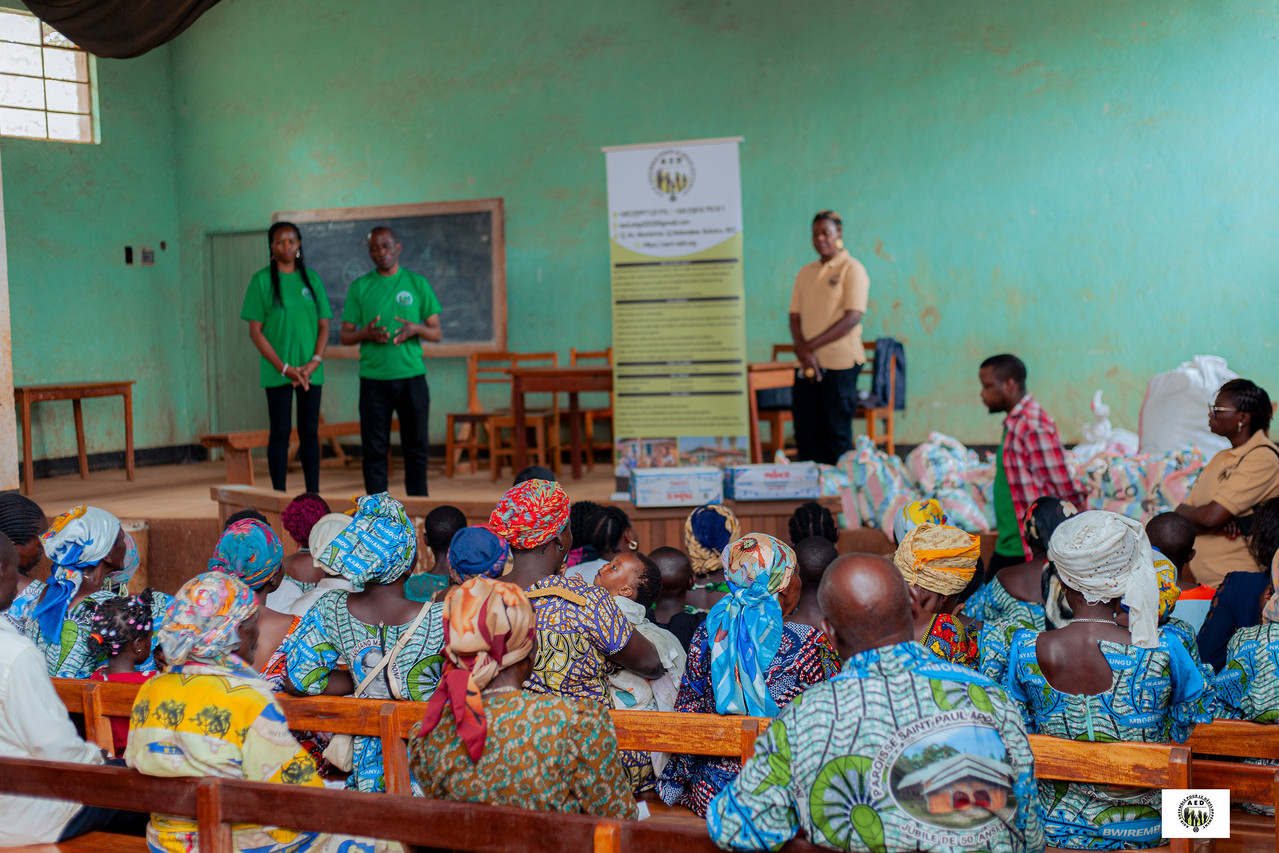 Echange de l'équipe AED avec les bénéficiares