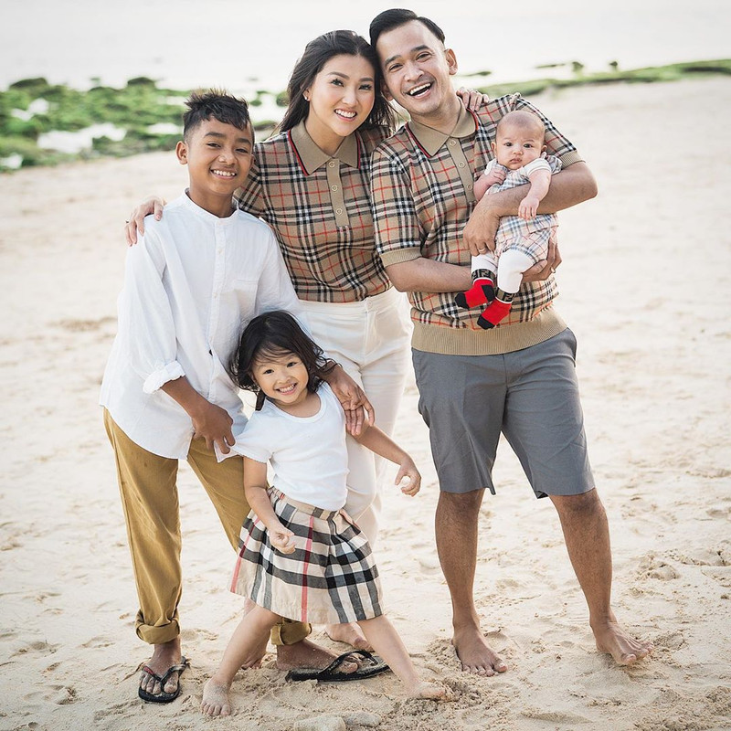 Ruben Onsu dan keluarga menikmati kebersamaan di pantai 
