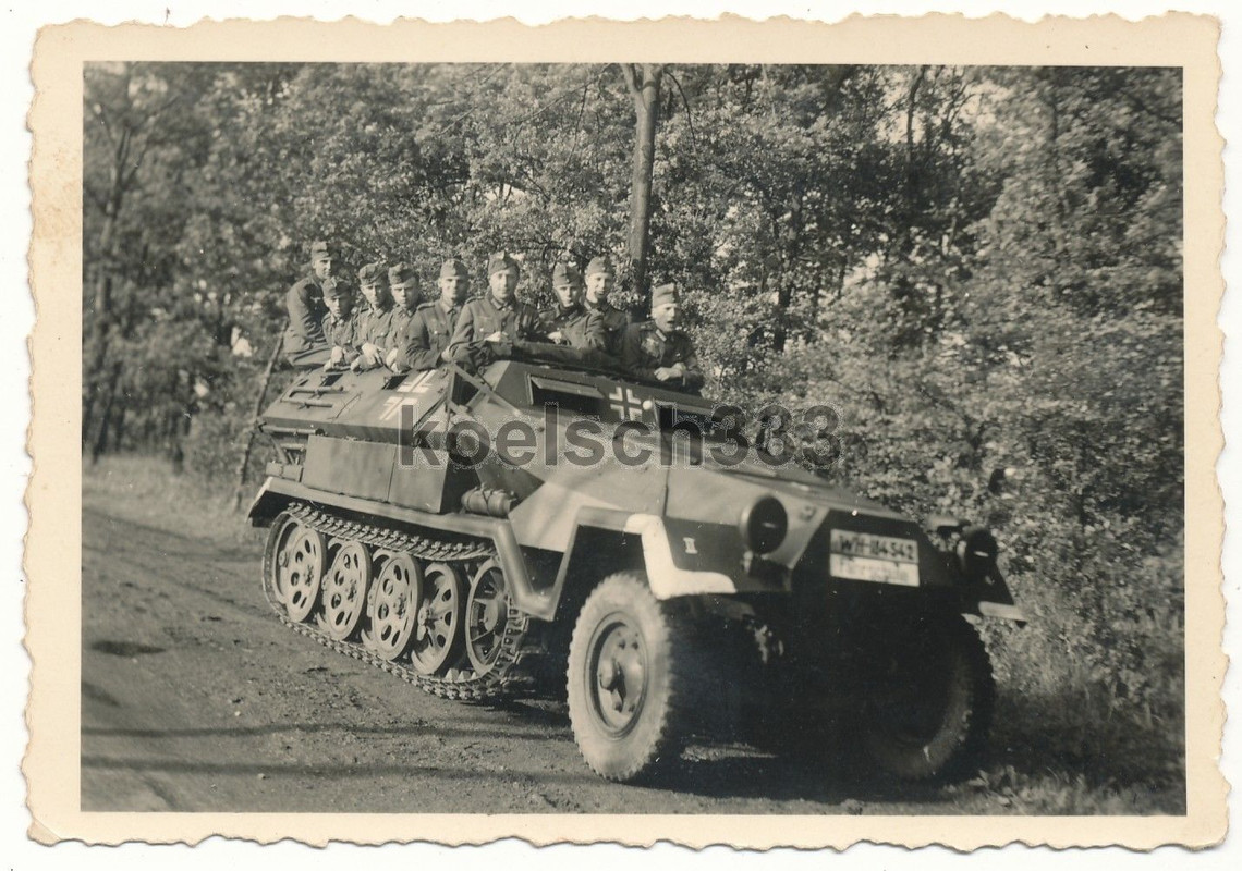 Foto Soldaten der Wehrmacht im Schützenpanzer - 