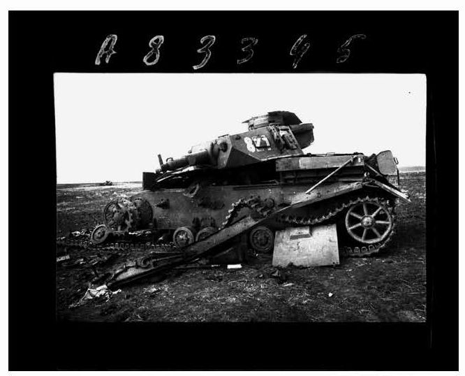 Подбитый немецкий танк на поле боя.