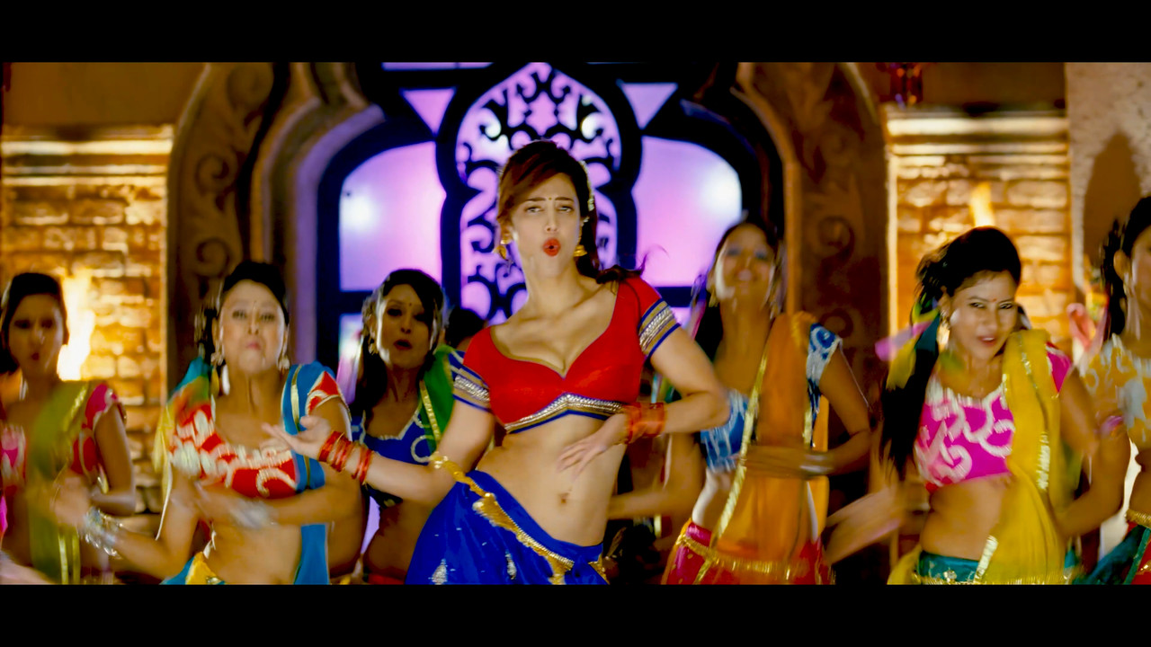 Shruti Haasan From Yevadu Hot Song 4K.mp4_snapshot_01.31.442