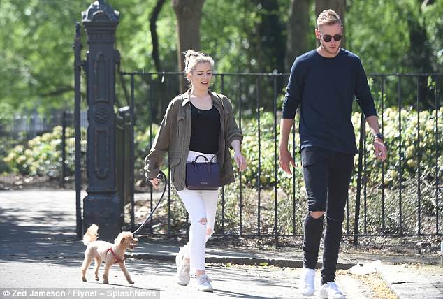 4B73759D00000578-5646323-Trendy_Mollie_wore_a_bag_across_her_bod