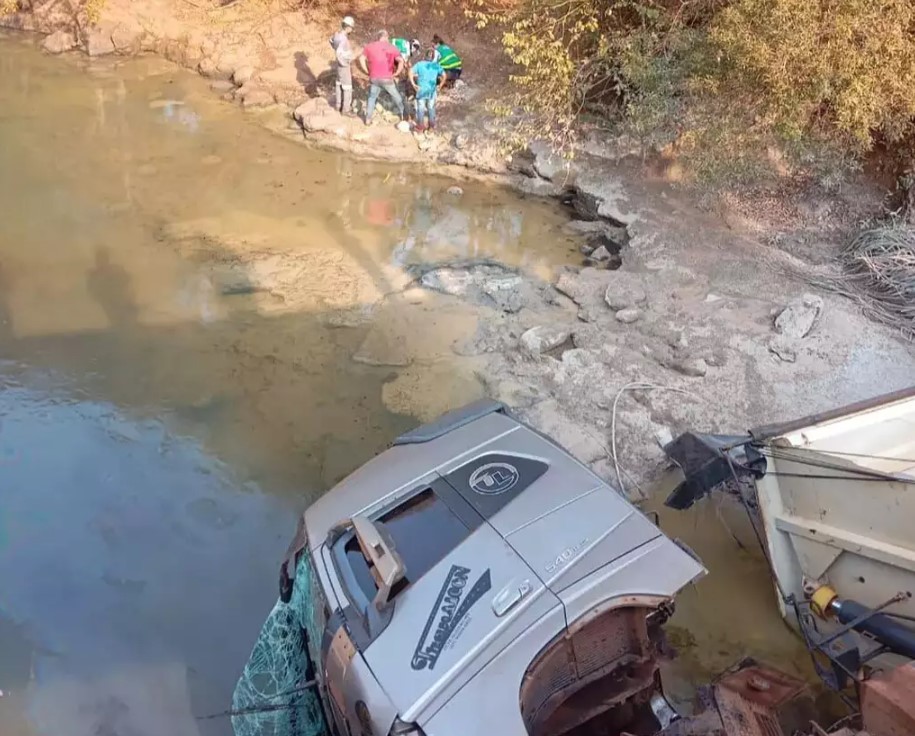 Carreta caída e motorista sendo socorrido. (Foto: Babalizando MS)