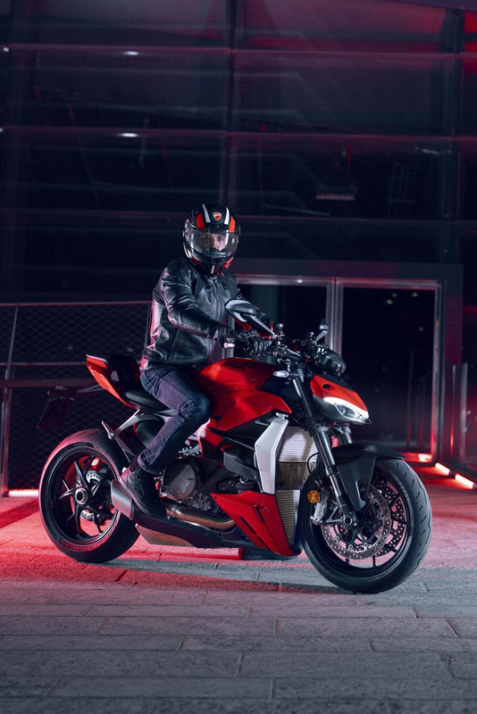 Новый мотоцикл Ducati Streetfighter V2 2022