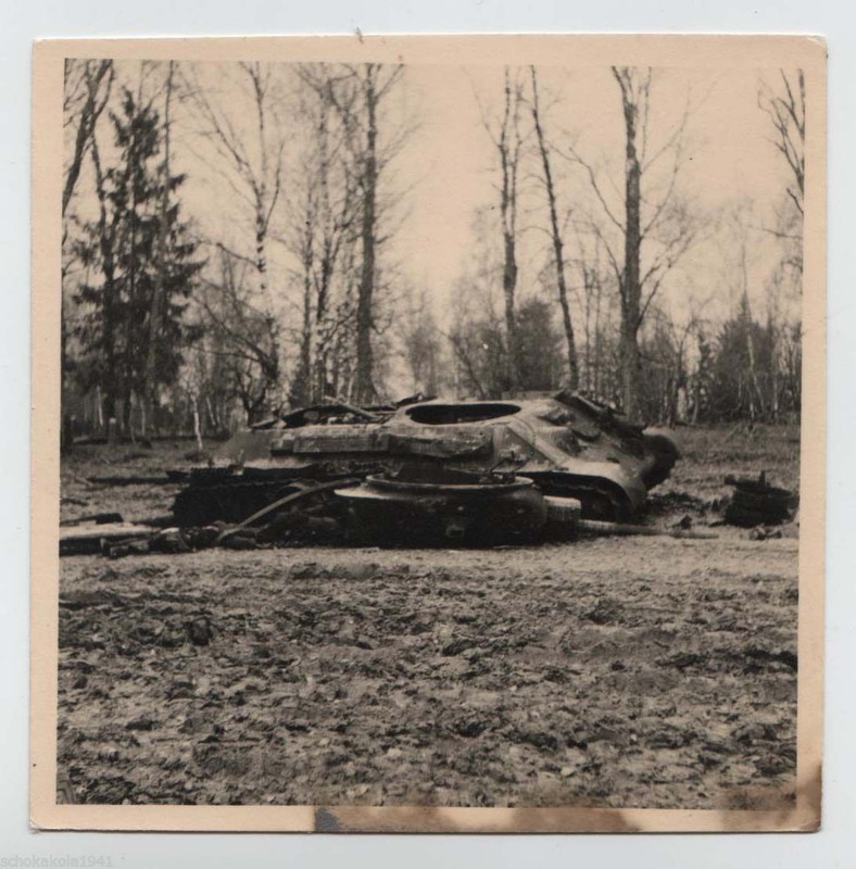 eines zerstörten Panzer mit abgesprengter Wanne