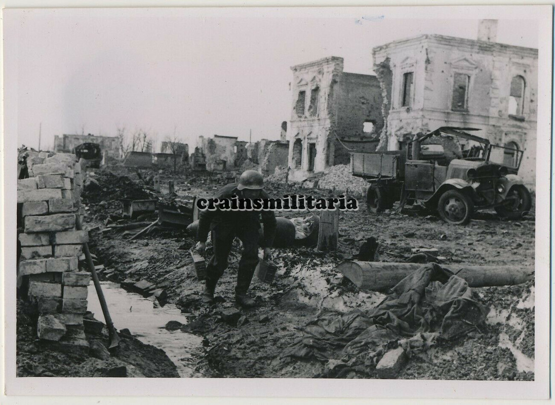 Foto MG Soldat b. Kampf in zerstörtes CHOLM Kessel Russland 1942