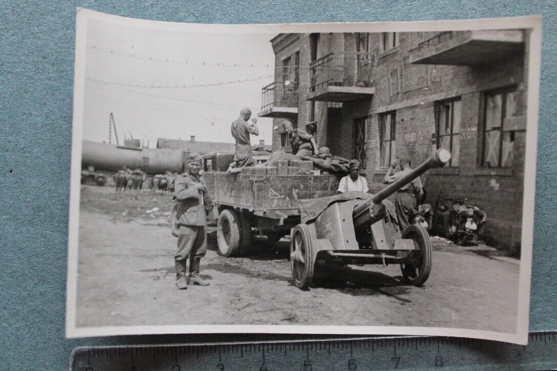 LKW Divisionsabzeichen Geschütz Artillerie in Chrystyniwka Ukraine