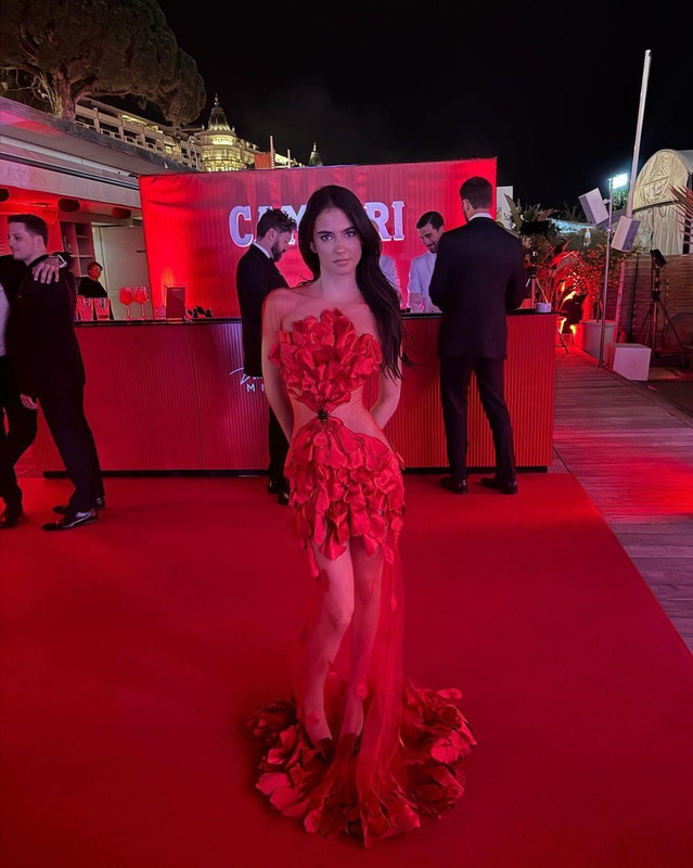 [Εικόνα: campari-event-renee-elisha-v0-3xdbzttk743d1.jpg]