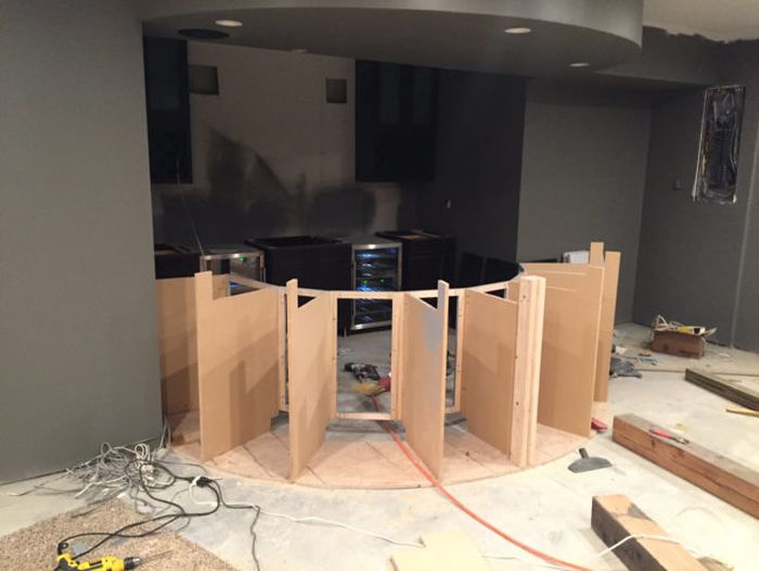 Мужик построил у себя в подвале собственный бар, который круче, чем те, в которых ты часто бываешь