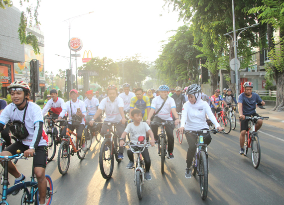 Sambut Hari Sumpah Pemuda, Khofifah Ikuti Gowes Kebangsaan Ajak Pemuda Jadi Pelopor Persatuan Dan Persaudaraan