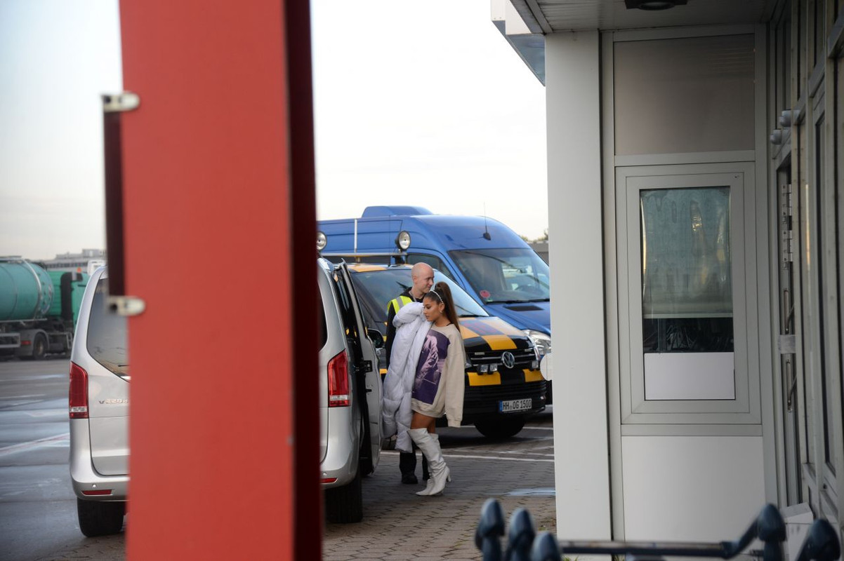 ariana-grande-taking-a-private-jet-from-hamburg-to-berlin-10-10