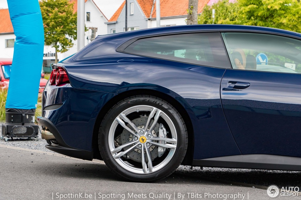 Ferrari-GTC4Lusso-Blue-3