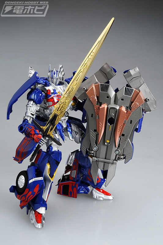 The-Last-Knight-Golden-Swords-03