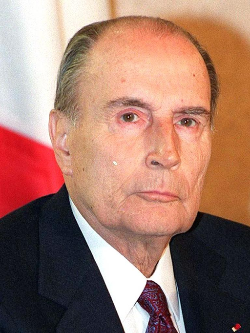 Oui, c’est Mitterrand. Oui, il a une tête de smug fils de pute. Et oui, il te foutra en taule à la moindre contrariété, comme IRL. Oui, c’est Mitterrand. Oui, il a une tête de smug fils de pute. Et oui, il te foutra en taule à la moindre contrariété, comme IRL.