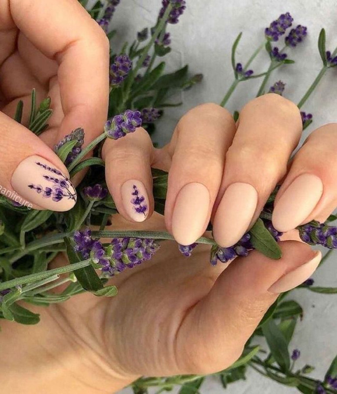 Diseños de uñas de acrílico con flores para lucir esta Primavera