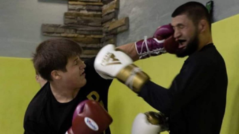 Синът на Рамзан Кадиров взе пояас на Хамат Чимаев