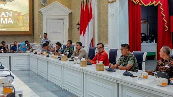 Wali Kota Bogor, Bima Arya saat menghadiri rapat koordinasi dengan panitia Bogor Street Festival yang akan diadakan saat Cap Go Meh, 5 Februari 2023.
