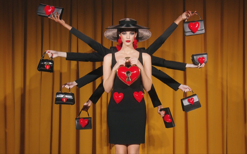 Moschino, la campagna SS23 ispirata agli anni '80 Moschino, la campagna SS23 ispirata agli anni '80