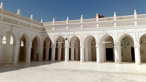 Essentials Of Islamic Art & Architecture
