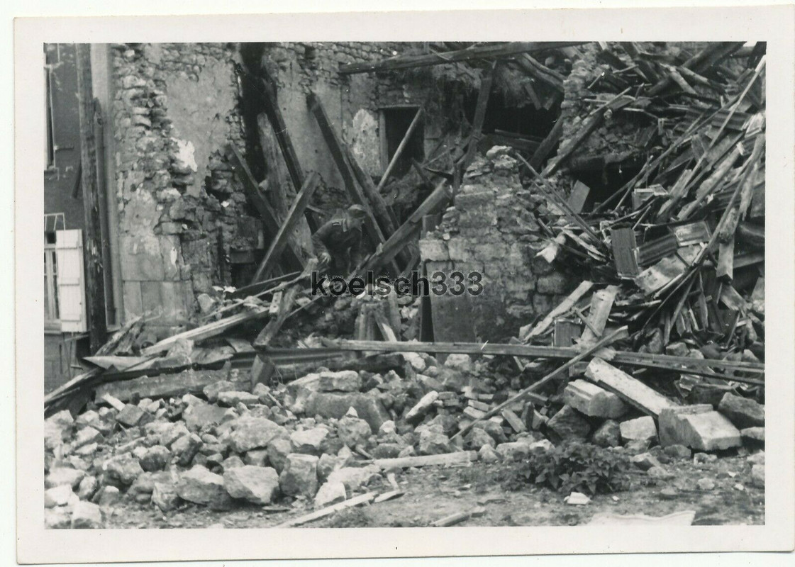 Foto Unteroffizier vom IR 131 in Häuser Ruinen in Vitaville Belgien 1940