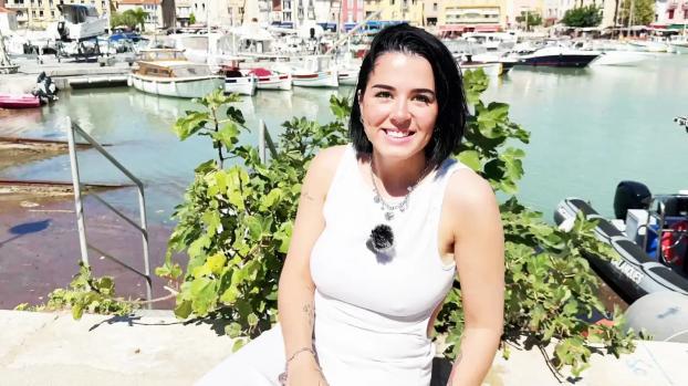 JacquieEtMichelTV – Rose – 20 years old, veterinary student in Lille!